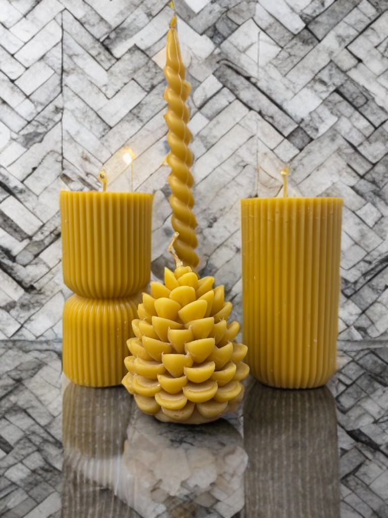 Håndlaget bivokslys Nordlys fire unike former i ett naturlig sett